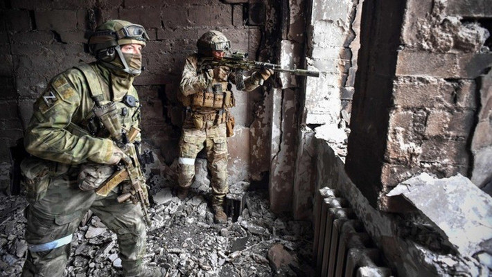 Các trận chiến đô thị ở Ukraine, tại đây có rất nhiều mục tiêu là các tòa nhà cao tầng. Khoảng cách tiếp xúc chiến đấu trong điều kiện như vậy chắc chắn sẽ bị thu hẹp, đồng nghĩa với việc hỏa lực bắn tỉa dày đặc ở cự ly 200-300 mét sẽ được yêu cầu. Lúc này chỉ có súng bắn tỉa SVD và Chukavin mới có thể đáp ứng được điều này.