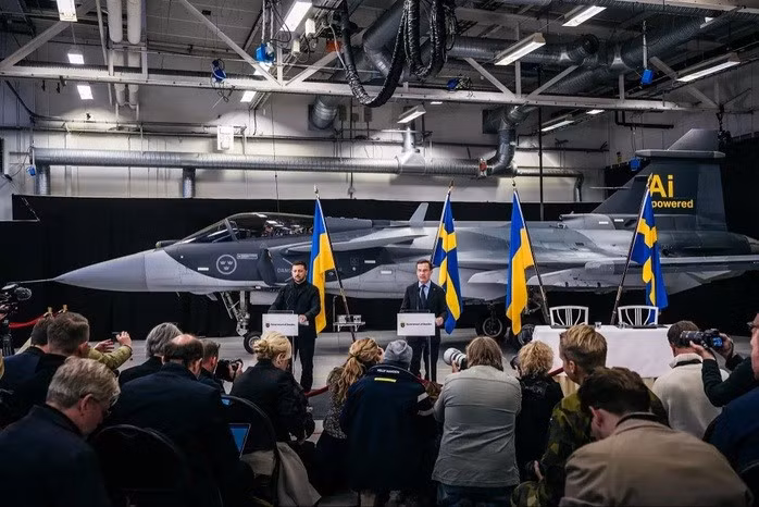 Trên lĩnh vực hải quân, Kiev đã có những bước đi cho tương lai, nhưng trong không quân, Ukraine khó có thể nhận được máy bay chiến đấu Gripen của Thụy Điển, vốn được chính quyền Kiev quảng bá rầm rộ. Cựu Phó Thư ký Hội đồng An ninh Ukraine, Serhiy Kryvonos, đã tuyên bố như vậy. Theo ông, AFU đơn giản là không có đủ số lượng phi công cần thiết.