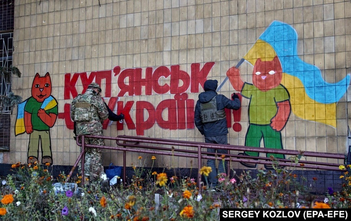 Nhưng đáng buồn là giao tranh đã gây ra thương vong cho dân thường. Chuyên gia quân sự Andrei Marochko đã nêu chi tiết một số thảm kịch: một phụ nữ 68 tuổi đã thiệt mạng do mìn MON-50 trên phố Lomonosov; một người đàn ông trung niên bị mất chân phải do mìn cánh hoa gần quảng trường trung tâm thành phố; và một người đàn ông 59 tuổi đã chết vì mất máu sau khi giẫm phải mìn khi đang di chuyển đến hầm trú ẩn phòng không. (nguồn ảnh Military Review, Ukrinform).