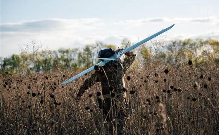 AFU cũng bố trí các bãi mìn gần các tuyến đường chính, để cản trở bước tiến của lực lượng xe tăng và thiết giáp Nga. Từ thành phố Huliaipole đến Kupyansk, AFU đã sử dụng chiến thuật phân tán các tiền đồn nhỏ, kết hợp với tường chắn UAV FPV, để ngăn chặn bước tiến của lực lượng chủ lực Nga.