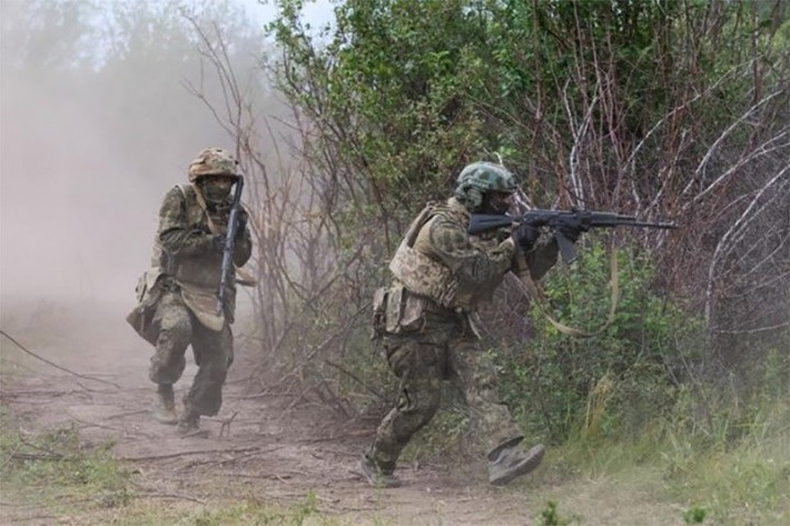 “Kẻ địch ngày càng xuất hiện nhiều hơn trong thành phố (Seversk), đặc biệt là ở phía nam và vùng ngoại ô phía đông”, Deep State cho biết. Còn kênh RVvoenkory cho biết, RFAF đã xác định được những điểm yếu của AFU ở Siversk và đang tích cực khoan sâu vào lỗ hổng này.