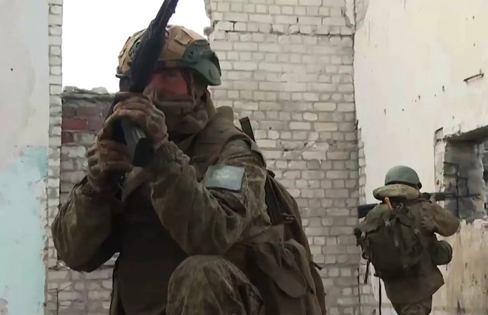 Một yếu tố then chốt trong việc đẩy nhanh tiến độ tấn công là việc áp dụng chiến lược tác chiến mới, dựa trên các cuộc tấn công quy mô lớn của các nhóm bộ binh nhỏ. Mô hình này đã giúp RFAF đạt được những bước tiến lớn nhất tại các khu vực Pokrovsk, Aleksandrovka và Hulyaipole vào mùa thu năm ngoái.