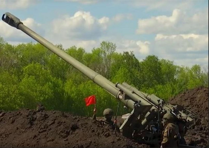 Các trận địa pháo lựu Msta-B 152mm của RFAF, giống như một buổi tập bắn đạn thật, đã nhanh chóng tính toán tọa độ, tung ra những đòn tấn công chết người và chính xác vào quân Ukraine đang trong vòng vây. Từng loạt đạn pháo dồn dập trút xuống mục tiêu. Kết quả thật kinh hoàng và gây sốc, khi lực lượng cứu viện đã phải chịu tới 80% thương vong trong cuộc phản công.