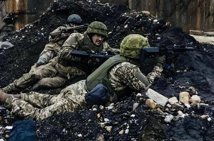 Tuyến phòng thủ phía nam hồ Kleban-Byk của AFU được tổ chức sau khi thành phố Toretsk thất thủ, có nhiệm vụ ngăn chặn quân Nga tấn công thành phố Kostiantynivka từ hướng nam. Lực lượng AFU phòng thủ ở đây là Cụm quân Toretsk, lúc đông nhất lên tới 20.000 quân.