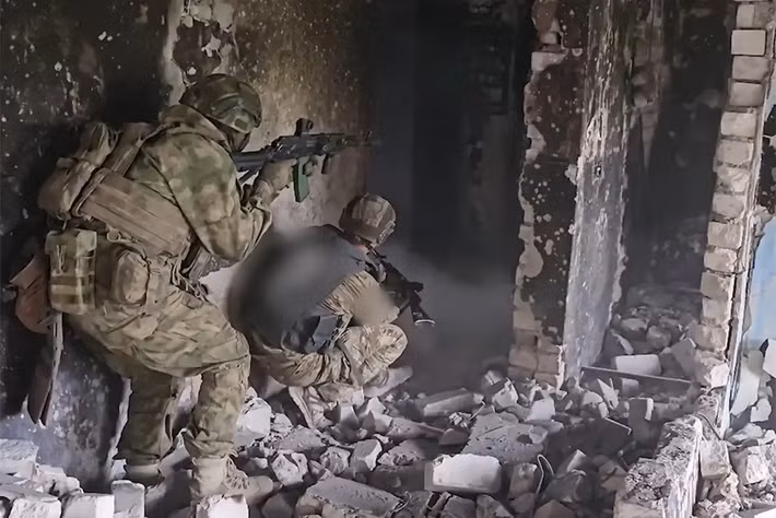 “Quân Nga, sau khi vượt qua sự kháng cự của lính đánh thuê Colombia trong Lực lượng vũ trang Ukraine, đã chọc thủng phòng tuyến của đối phương gần làng Primorskoye (tỉnh Zaporizhzhia) và tiếp tục tấn công vào trung tâm khu vực”, Rybar cho biết.