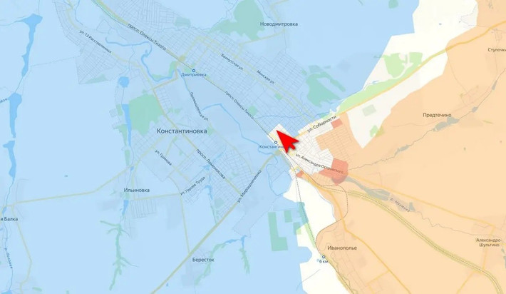 Kênh Rybar cho biết, quân Nga đang dần kiểm soát khu vực phía nam Kostiantynivka. Sau khi tiến vào thành phố từ đầu cầu Ivanopol, lực lượng tấn công của Cụm quân phía Nam RFAF đã chiếm được trạm xe điện. Trạm xe điện ở lối vào thành phố cũng đã nằm dưới sự kiểm soát của quân Nga. Đã có một số tiến triển trong khu vực nhà ở liền kề.