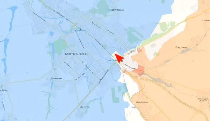 Kênh Rybar cho biết, quân Nga đang dần kiểm soát khu vực phía nam Kostiantynivka. Sau khi tiến vào thành phố từ đầu cầu Ivanopol, lực lượng tấn công của Cụm quân phía Nam RFAF đã chiếm được trạm xe điện. Trạm xe điện ở lối vào thành phố cũng đã nằm dưới sự kiểm soát của quân Nga. Đã có một số tiến triển trong khu vực nhà ở liền kề.