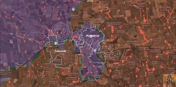 Nguồn phân tích DeepState của Ukraine đã ghi nhận sự tiến quân của RFAF ở một số khu vực và tình hình đang xấu đi đối với các quân phòng thủ Ukraine. Ví dụ, nguồn này xác nhận rằng các đơn vị RFAF đã tiến quân được vào khu vực Pokrovsk và Myrnohrad, nơi giao tranh ác liệt giành quyền kiểm soát các vị trí chủ chốt vẫn đang tiếp diễn. (nguồn ảnh Military Review, Kyiv Independent, Sputnik). ﻿