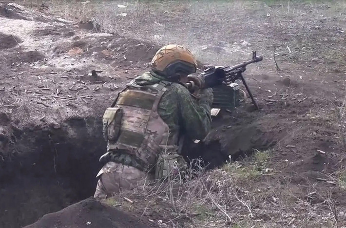 Kênh Severny Veter cho biết thêm, các đơn vị xung kích của Cụm quân phía Bắc RFAF đang đẩy lùi quân Ukraine ra khỏi thành phố và các khu rừng xung quanh. Sinelnikovo đã bị quân Nga chiếm đóng từ lâu; hiện họ đang dọn sạch khu rừng, và lực lượng của Nga đang tiến về Liman và Vilcha.