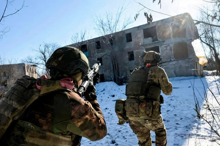 Trong bối cảnh này, có nhiều thông tin về các cuộc đụng độ cục bộ được ghi nhận trong phạm vi thành phố Huliaipole. Kênh Readovka cho biết, hiện đã có những cuộc xâm nhập của các nhóm trinh sát và đặc công của RFAF, được yểm trợ bởi UAV FPV và bom FAB UMPK. Phía Ukraine cũng thừa nhận những cuộc xâm nhập này.