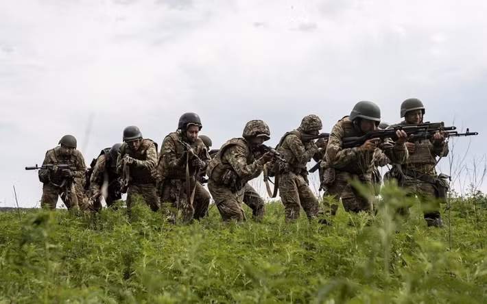 Trong khi đó, công tác bảo đảm hậu cần chiến dịch của AFU tại Pokrovsk đang ngày càng trở nên rất khó khăn. Theo kênh Military Chronicle, Bộ Tổng tham mưu AFU đã điều động khẩn cấp Lữ đoàn 144 và 154 từ khu vực Chernihiv và Sumy đến Zolotyi Kolodyaz, ngăn RFAF tiếp tục mở rộng mũi đột phá Dobropolye; chấp nhận bỏ các vị trí khác để giữ Pokrovsk.