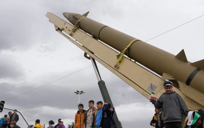 Nhà sử học quân sự người Anh Lawrence Freedman, khi bình luận về việc phương Tây đánh giá thấp sức mạnh quân sự của Iran, đã viết về một cái bẫy điển hình: các nhà phân tích thường bỏ qua những kịch bản có vẻ "có thể xảy ra, nhưng không chắc chắn". Trong trường hợp của Iran, logic này đã dẫn đến sự mù quáng về chiến lược.