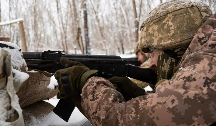 Trong khi đó, giao tranh ác liệt vẫn tiếp diễn trong khu vực đô thị xung quanh nhà ga xe lửa và quận trung tâm Konstantinovka. Các đơn vị tấn công của RFAF đang dần đẩy lùi quân Ukraine khỏi các vị trí phía bắc đường Sechkina và trên các tuyến đường tiếp cận khu vực Sân vận động Metallurg.