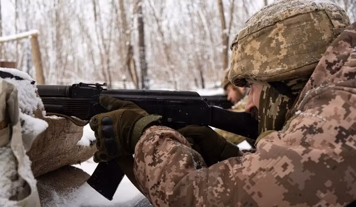 Trong khi đó, giao tranh ác liệt vẫn tiếp diễn trong khu vực đô thị xung quanh nhà ga xe lửa và quận trung tâm Konstantinovka. Các đơn vị tấn công của RFAF đang dần đẩy lùi quân Ukraine khỏi các vị trí phía bắc đường Sechkina và trên các tuyến đường tiếp cận khu vực Sân vận động Metallurg.