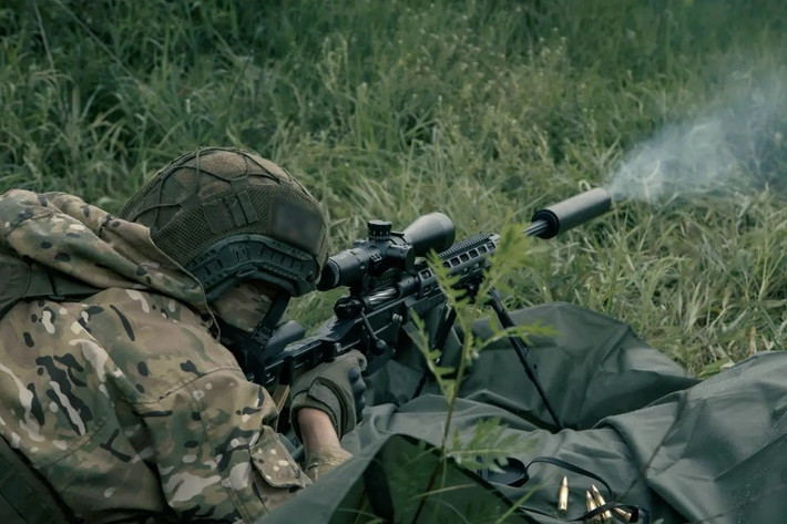 Các nguồn tin mô tả những nhóm nhỏ binh sĩ Ukraine vẫn còn mắc kẹt trong thành phố. Những binh sĩ này đang ẩn náu trong các tầng hầm tại các khu dân cư. Do sự cố liên lạc, họ vẫn chưa nhận được lệnh rút lui từ cấp trên. Trong khi đó, quân Nga đã hoàn toàn kiểm soát khu vực phía bắc Kupyansk và kiểm soát khu Trường y, nơi đang được AFU sử dụng làm điểm trung chuyển hàng tiếp tế.