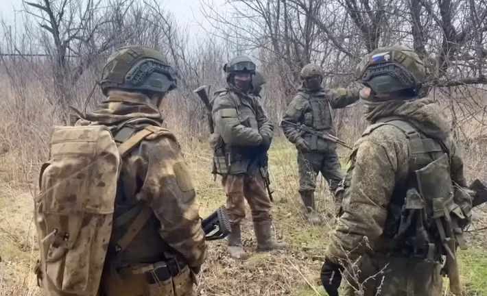 Con đường Verbitskoho bao quanh hoàn toàn khu đô thị Myrnohrad, nằm trên đường tiếp cận ngôi làng này, hiện do quân Nga kiểm soát một phần. Theo các thông tin mới nhất, một khoảng trống gần ba cây số vẫn hiện nằm trong khu vực vùng xám, không do bên nào kiểm soát.