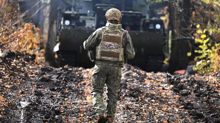 Đội xe mô tô tấn công có một bãi tập ở phía sau mặt trận thành phố Pokrovsk. Mỗi ngày sau trận đánh, chỉ huy sẽ yêu cầu chiến sĩ thực hiện các bài tập huấn luyện mô phỏng cho nhiệm vụ tiếp theo. Các thành viên trong đội, được trang bị đầy đủ, sẽ lái xe mô tô vượt qua chướng ngại vật và drift, duy trì tốc độ đồng thời ngăn xe chết máy, lặp đi lặp lại các động tác cho đến khi thành thạo.