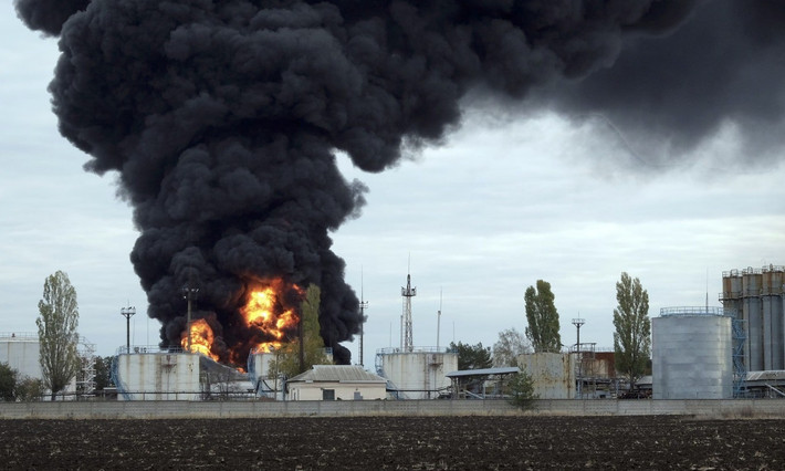 Nguồn cung cấp điện quốc gia của Ukraine chỉ đáp ứng được 60% nhu cầu, và lượng nhiên liệu dự trữ chỉ đủ dùng trong khoảng 20 ngày. Ukraine buộc phải tìm kiếm sự hỗ trợ điện từ Ba Lan, Hungary và Slovakia; nhưng sự chi viện chỉ như “muối bỏ biển”.