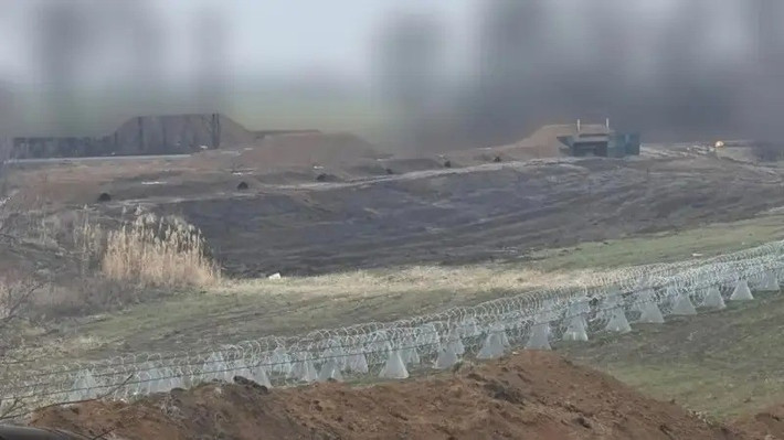 Theo phân tích của các chuyên gia quân sự phương Tây, dù có chiếm được cụm cứ điểm Pokrovsk-Myrnohrad, RFAF sẽ phải chạm trán với một tuyến phòng thủ kiên cố của AFU, khó có thể tiến lên để bao vây Kostiantynivka. Theo họ, AFU đã sao chép "Phòng tuyến Surovikin" của Nga, để ngăn chặn cuộc phản công của AFU tại Zaporizhzhia vào mùa hè năm 2023.