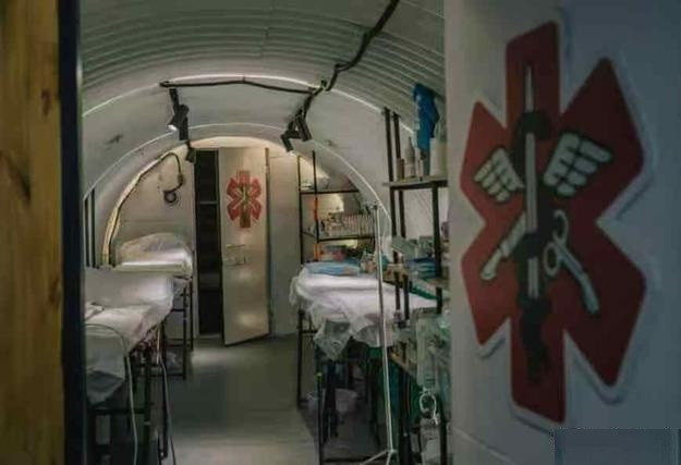 Quân Ukraine ẩn náu trong các hầm ngầm, và tất cả các lối vào và lối ra của đường hầm đều được ngụy trang cẩn thận. Ukraine cũng xây dựng một bệnh viện dã chiến sâu 6 mét dưới lòng đất tại thành phố Pokrovsk, nơi có thể điều trị cho 30 đến 40 thương binh mỗi ngày.