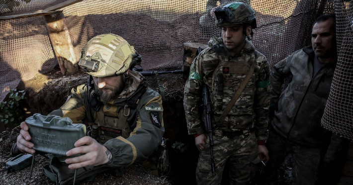 “Lực lượng đặc nhiệm của tình báo Quân đội Ukraine (GRU), đã phát động một cuộc phản công gần Pokrovsk, để giành lại quyền kiểm soát các tuyến hậu cần”, phóng viên tờ The Economist là người đầu tiên đưa tin về việc này.