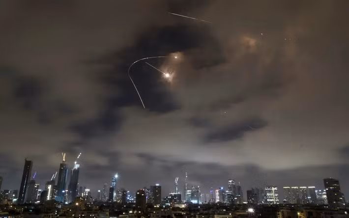 Trong các làn sóng tấn công trước, tên lửa của Iran đã được phóng rải rác khắp các căn cứ quân sự của Mỹ ở một số quốc gia vùng Vịnh Ba Tư, hoặc bắn trúng các khu vực đã được dọn sạch trước đó, hoặc bị hệ thống phòng không đánh chặn, nhưng hầu như không gây ra hiệu quả đáng kể.