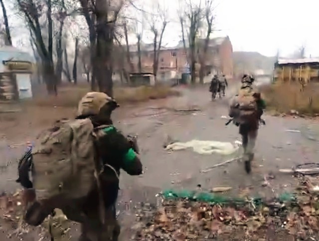 So với những bản đồ “đáng kinh ngạc” do Bộ Tổng tham mưu Ukraine cung cấp, thì những bản đồ thường được chính phủ Ukraine trích dẫn, có phần thực tế hơn. Chúng thừa nhận sự chiếm đóng của Nga đối với khu vực phía nam tuyến đường sắt tại Pokrovsk, nhưng không thừa nhận quyền kiểm soát của Nga đối với khu vực phía bắc thành phố.