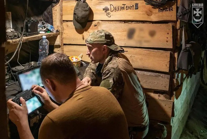 Còn Zhluktenko cho biết, đơn vị Ukraine của anh ta, tập trung tấn công vào bộ binh và phương tiện của quân Nga ở cách tiền tuyến tới 20km, ngăn cản các bước tiến từ xa. Tuy nhiên ở những khu vực xa như vậy, lực lượng tác chiến điện tử của RFAF hoạt động rất mạnh, nên tác chiến Ukraine thường không hiệu quả.