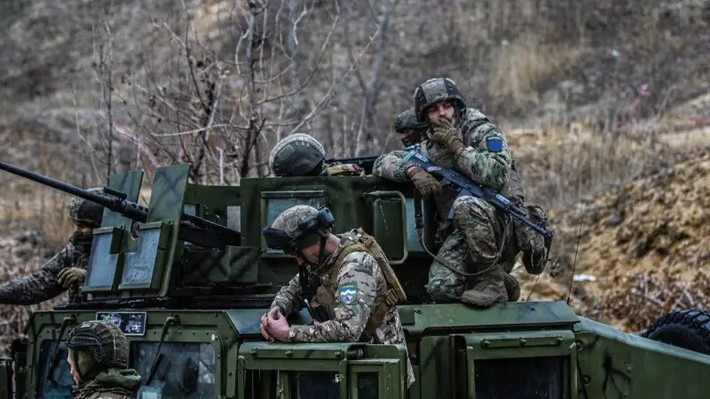 Kênh Rybar cho biết, quân Ukraine đang phải đối mặt với một làn sóng áp lực tấn công mới từ RFAF trên hướng mặt trận Hulyaipole. Với việc tích cực sử dụng pháo binh và bom FAB UMPK, RFAF đã phá hủy các vị trí phòng ngự của AFU nằm giữa Hulyaipole và làng Zatishie, san phẳng hoàn toàn tuyến phòng thủ của AFU trên bờ nam hồ chứa nước Zatishie.