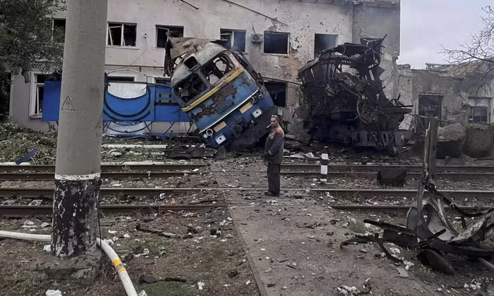 Sau đó, Nga thay đổi chiến thuật và bắt đầu tấn công trực tiếp vào các đầu máy xe lửa. Các kênh Telegram của Ukraine tuyên bố rằng ngay từ mùa hè năm nay, RFAF đã bắt đầu một cuộc tấn công lớn vào hậu cần đường sắt, đặc biệt là ở Dobropillia, một trung tâm hậu cần quan trọng của AFU ở phía bắc thành phố Pokrovsk, phía tây tỉnh Donetsk.