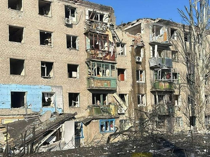 AFU đã cố gắng giảm thiểu tối đa lợi thế về độ cao của RFAF, bằng cách sử dụng các chiến thuật quen thuộc của họ khi chiến đấu trong đô thị, đó là bố trí các ụ súng, hỏa điểm trong các tòa nhà nhiều tầng và các điểm tiếp tế hậu cần, nhất là đạn dược trong tầng hầm của chính những tòa nhà nhiều tầng này.