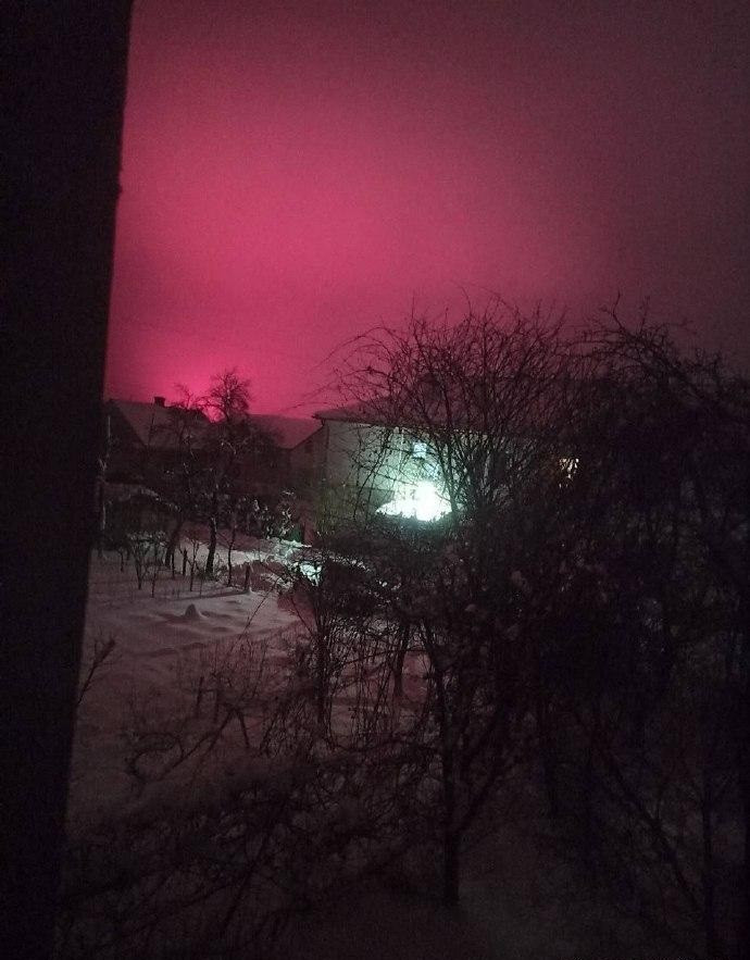 Màu sắc kỳ lạ của bầu trời thậm chí khiến người ta nghĩ rằng quân đội Nga đã sử dụng vũ khí hạt nhân. Theo quan sát của Ukraine, tên lửa đã di chuyển 1.500 km trong 15 phút với tốc độ 13.000 km/giờ, tương đương khoảng Mach 10,53. Nói cách khác, một tên lửa đạt vận tốc Mach 10 đã lao xuống từ bầu trời với tốc độ cực cao, khiến các hệ thống phòng thủ của Ukraine không thể đánh chặn.