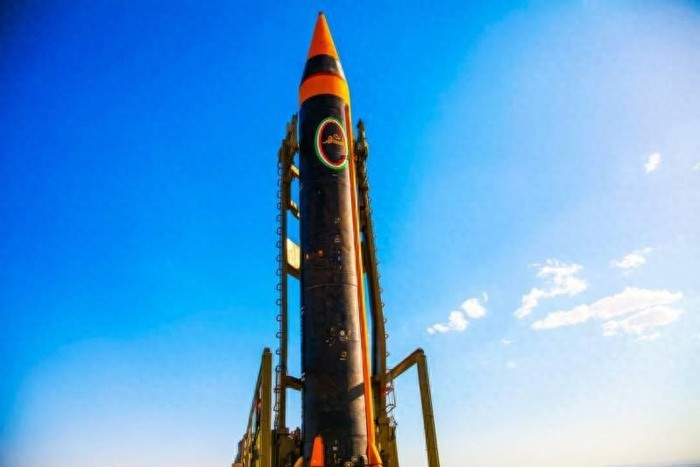 Hãng tin Iran IRNA cho biết, IRGC đã sử dụng thế hệ tên lửa mới để thực hiện các cuộc tấn công phối hợp nhằm vào nhiều căn cứ của Mỹ tại UAE, Kuwait và Qatar, phá hủy các mục tiêu trọng yếu bao gồm radar phòng không THAAD, nhà chứa UAV trinh sát chiến lược tầm cao MQ-9, nhà chứa máy bay trinh sát chiến lược U-2, đường băng sân bay và kho nhiên liệu.