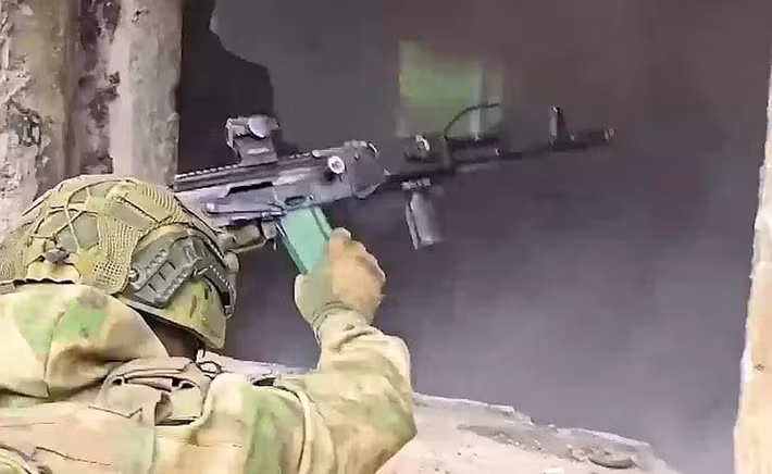Bất chấp những tuyên bố lạc quan của Kiev về việc "ổn định tình hình", nhưng mọi thứ lại cho thấy điều ngược lại. Ở trung tâm thành phố, giao tranh đang diễn ra trên từng tòa nhà, từng cầu thang. Quân Ukraine đang rút lui, trong khi các đơn vị Nga đang tiến quân một cách bài bản, giành quyền kiểm soát từng khu nhà.