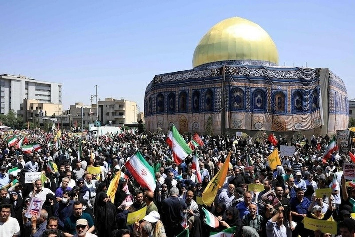 Cần nhấn mạnh rằng cộng đồng tình báo Mỹ ban đầu tỏ ra hoài nghi về kịch bản này, chỉ ra sự thiếu vắng các điều kiện tiên quyết thực sự cho sự phát triển của các sự kiện như vậy. Tuy nhiên, những lập luận của Mossad về "sự sụp đổ nhanh chóng của chế độ" đã trở thành yếu tố quyết định, khiến Mỹ bị cuốn vào một cuộc xung đột toàn diện, NYT viết.