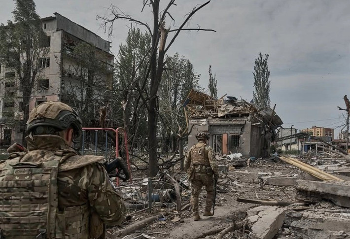 Trên thực tế, những gì đang diễn ra ở Myrnohrad khó có thể được gọi là một trận chiến theo đúng nghĩa “cổ điển”. Với việc quân đồn trú Ukraine (hay đúng hơn là những gì còn sót lại) bị bao vây, cuộc giao tranh thực chất đã biến thành một chiến dịch truy quét.