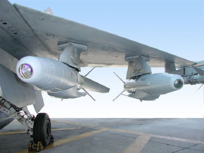 Một bộ SPICE-1000 thường có giá khoảng 480.000 USD. Do đó, nó không phù hợp để sử dụng rộng rãi. Mặc dù là nước sản xuất ra SPICE-1000, nhưng Không quân Israel cũng không thể sử dụng các hệ thống SPICE-1000 này một cách “thoải mái” như Nga đã sử dụng mô-đun UMPK ở Ukraine. Tuy nhiên, SPICE-1000 là rất cần thiết khi yêu cầu độ chính xác gần như tuyệt đối.