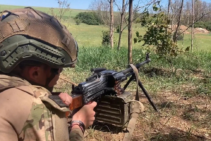 Kênh Rybar đưa tin, tình hình của AFU tại Pokrovsk đang ngày càng trở nên nguy cấp. Ngoài việc đột phá thành công vào khu vực phía tây thành phố, RFAF cũng đã chọc thủng được tuyến phòng thủ của đối phương ở phía nam. Các đoạn video định vị địa lý cho thấy quân Nga đang ở ngôi làng Novopavlivka lân cận. Nếu AFU mất quyền kiểm soát ngôi làng này, RFAF sẽ mở rộng đầu cầu để đưa lực lượng vào trong thành phố Pokrovsk.