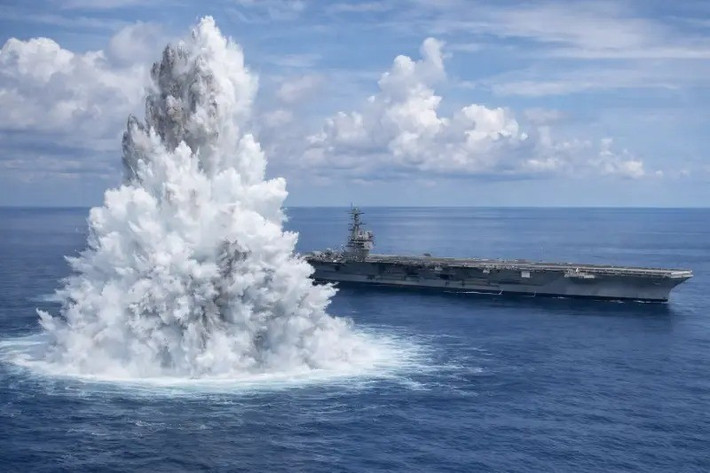 Hai bên mạn tàu được lót bằng các khoang bảo vệ đặc biệt gọi là khoang chắn nước (cofferdam). Chúng có thể để trống hoặc được sử dụng để chứa nhiều vật dụng khác nhau. Các khoang chắn nước này thực hiện ba chức năng quan trọng: hấp thụ năng lượng của vụ nổ, chẳng hạn như vụ nổ ngư lôi; ngăn chặn sự lan rộng của lửa và nước vào tàu, nếu xảy ra sự cố thủng khoang. Đồng thời làm giảm tác động của sóng xung kích thủy lực, nếu xảy ra vụ nổ gần đó dưới nước.