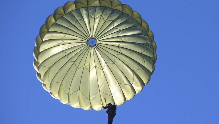 Vào ngày 16/3, trang Military Review của Nga đã đăng một đoạn video, cho thấy một người đàn ông nhảy dù, dường như là phi công của chiếc máy bay quân sự bị bắn rơi. Dựa vào giọng nói đặc trưng trong cuộc trò chuyện của những người dân địa phương quay phim, rất có thể đoạn video được quay ở đâu đó thuộc tỉnh Lorestan của Iran.