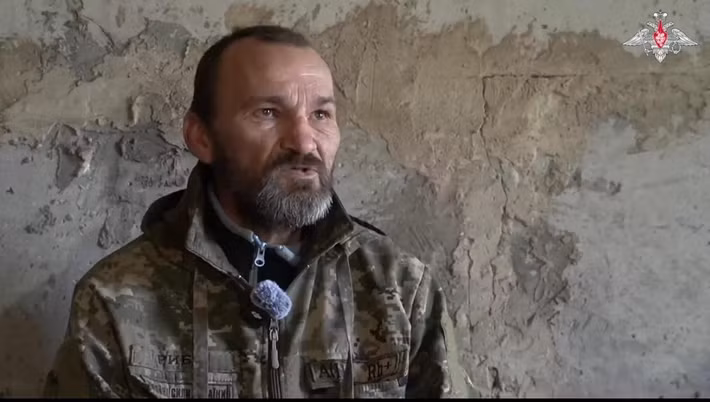 Yếu tố then chốt nhất là "chiến tranh tâm lý". Moskva đã cố tình công bố hình ảnh quân Ukraine phòng thủ đầu hàng, phát tán chúng theo thời gian thực trên các nền tảng mạng xã hội, nhằm làm suy yếu tinh thần của AFU. Sự kết hợp giữa chiến tranh thông tin và tấn công trên bộ, đã khiến AFU hình thành một chuỗi "tự hủy diệt" trong một thời gian ngắn.