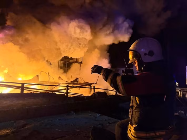 Vào khoảng 6 giờ sáng, có thông tin cho biết thành phố Rivne và khu vực xung quanh bị mất điện một phần; một trạm biến áp lớn đã bị tấn công. UAV tấn công của Nga cũng đang bay qua vùng Chernihiv. Một nhà máy điện ở Pryluky đã bị tấn công bằng UAV Geran-2; thành phố Pryluky nằm gần đường cao tốc Kiev-Sumy.