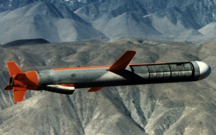 Tuy nhiên, ẩn chứa sau câu trả lời mang đầy tính “ngoại giao quốc tế này”, là những bước đi thông minh của Moskva, nhằm ngăn người đứng đầu Nhà trắng, cung cấp loại tên lửa hành trình Tomahawk cho Ukraine. Trước hết là hành động của Nga, đã khéo léo gắn chặt rủi ro của tên lửa Tomahawk từ chiến trường Ukraine, với quyết định cá nhân của tổng thống Mỹ.