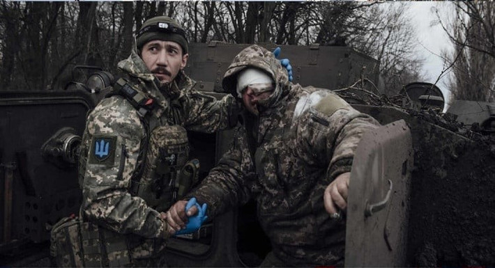 Tuy nhiên, Quân đoàn Azov cũng đã chịu tổn thất nặng nề trong hai cuộc phản công tại Kucheriv Yar trên “mấu lồi Dobropolye” và ở thị trấn chiến lược Rodinske (phía bắc Myrnohrad). Lực lượng này không chỉ bị thương vong nặng nề, mà còn làm suy yếu nghiêm trọng tinh thần chiến đấu.