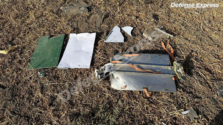 National Interest lưu ý rằng, việc sử dụng các thiết bị đầu cuối liên lạc vệ tinh Starlink là một lợi thế cho Ukraine vào đầu cuộc chiến, nhưng hiện đã trở thành một vấn đề nan giải đối với Kyiv và các nhà tài trợ phương Tây của họ. Lý do, đó là người Nga đơn giản chỉ lợi dụng một “kẽ hở kỳ lạ” do người Mỹ tạo ra, khi cho phép một trong những công ty của họ, SpaceX, tham gia vào các hoạt động quân sự mà không bị coi là bên tham chiến.