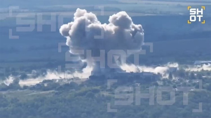 Hỏa lực của RFAF cũng đang phá hủy hệ thống phòng thủ của quân đồn trú Ukraine tại các khu chung cư cao tầng. Phần lớn các quận Lazyrny và Shakhtarsky nằm trong tầm bắn thẳng của các loại vũ khí hỏa lực RFAF. Từ quận Shakhtarsky, quân Nga đã bắt đầu thăm dò hệ thống phòng thủ của AFU ở khu vực nhà dân, dọc theo các trục đường Pushkin, Dovzhenko và Samarskaya.