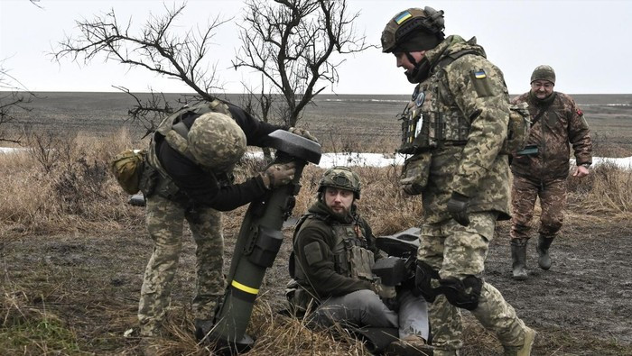 Điều này nhắc nhở đến lời hứa của phương Tây về sự hỗ trợ lâu dài cho Ukraine - sự hỗ trợ của phương Tây dành cho "Ukraine đến người cuối cùng". Trên thực tế, theo truyền thông Mỹ, thương vong hiện tại mà quân đội Ukraine phải gánh chịu đã là “không thể chịu đựng được”