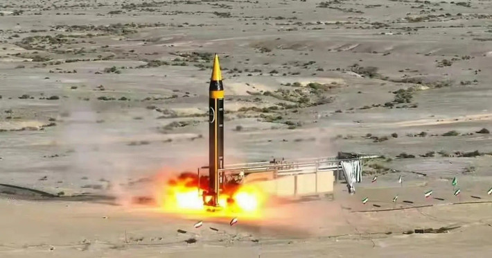 Theo tờ Financial Times của Mỹ đưa tin, các chuyên gia đã kết luận rằng trong vụ tấn công vào nhà máy lọc dầu Qatar Energy ở Ras Laffan, Iran đã sử dụng các tên lửa mới, có khả năng né tránh hệ thống phòng không Patriot của Mỹ. Tờ báo này cũng đưa ra kết luận tương tự.