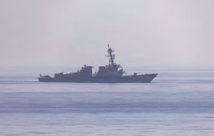 Trong những tuần gần đây, do xung đột leo thang, bao gồm các cuộc tấn công của Israel vào các vị trí của Hezbollah ở Lebanon, Iran đã chặn một phần giao thông, dẫn đến tắc nghẽn tàu chở dầu khiến giá dầu tăng cao. Mỹ đã đáp trả bằng cách phong tỏa các cảng của Iran, gia tăng áp lực.