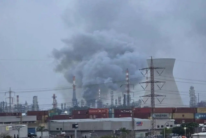 Một số thông tin chi tiết đang được hé lộ về vụ tấn công vào nhà máy lọc dầu Bazan ở Haifa, vào đêm qua. Đây là một trong hai nhà máy lọc dầu của Israel, và là nhà máy lớn nhất (nhà máy còn lại ở Ashdod). Israel chỉ có hai nhà máy lọc dầu, và Iran biết rõ điều này; tuy nhiên, chúng được bảo vệ rất nghiêm ngặt.